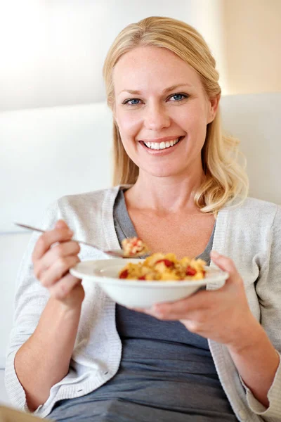 見た目通りの美味しさです 自宅で朝食を楽しむ女性の肖像画 — ストック写真
