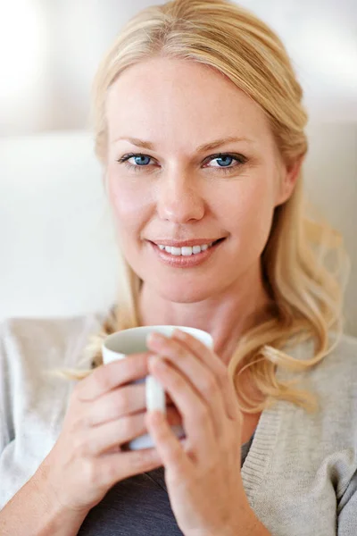 コーヒーと私の時間のビット 自宅でコーヒーを楽しむ女性の肖像画 — ストック写真