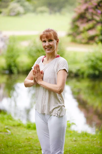 Att Finna Frid Och Harmoni Naturen Kvinna Som Gör Yoga — Stockfoto