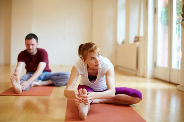 Mantenerse Relajado Libre Estrés Con Yoga Dos Personas Haciendo Yoga — Foto de Stock