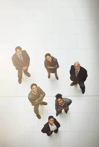 Zirveye Gidiyoruz Ofis Lobisinde Duran Bir Grup Adamının Yüksek Açılı — Stok fotoğraf