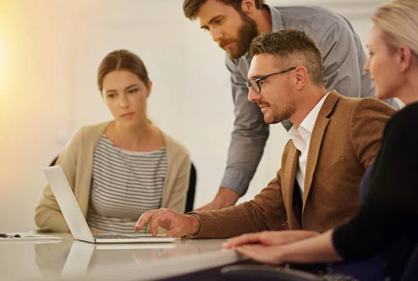 Sitzungssaal Vier Geschäftsleute Blicken Sitzungssaal Auf Einen Laptop — Stockfoto