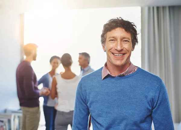 Siente Bien Por Carrera Retrato Hombre Negocios Con Sus Colegas —  Fotos de Stock