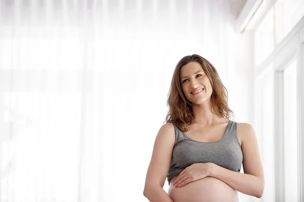 Anticiperen Komst Van Haar Baby Een Jonge Zwangere Vrouw Staat — Stockfoto