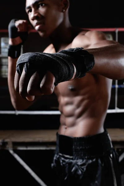 Punching Athlet Afroamerikanischer Sportler Mit Eingewickelten Fäusten Schlägt — Stockfoto