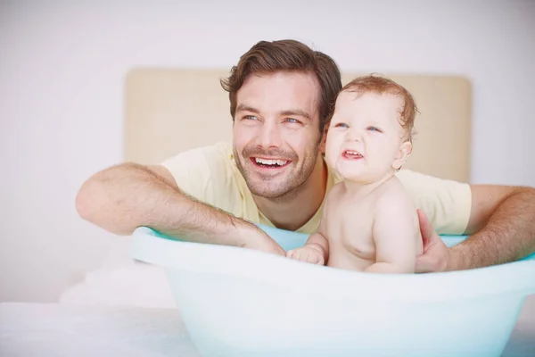 Çok Sevecen Bir Baba Genç Bir Baba Banyo Saatinde Küçük — Stok fotoğraf