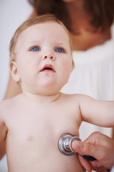 Hoe Gaat Het Doc Een Baby Meisje Wordt Onderzocht Door — Stockfoto