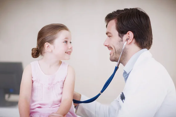 Jsi Perfektním Stavu Mužský Lékař Vyšetřuje Malou Holčičku Svým Stetoskopem — Stock fotografie