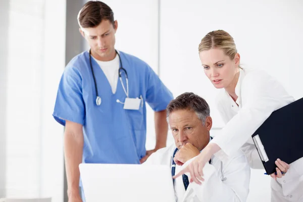 Encontrar Melhor Tratamento Para Paciente Três Profissionais Médicos Trabalhando Laptop — Fotografia de Stock