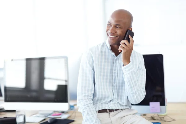 Contact Opnemen Met Oude Zakenpartners Een Jonge Zakenman Die Aan — Stockfoto