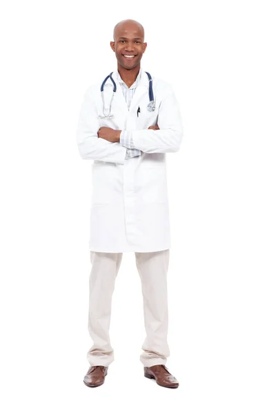 あなたのフレンドリーな医療専門家 彼の腕が折り畳まれた状態で立っている若いアフリカ系アメリカ人医師の完全な長さスタジオの肖像画 — ストック写真