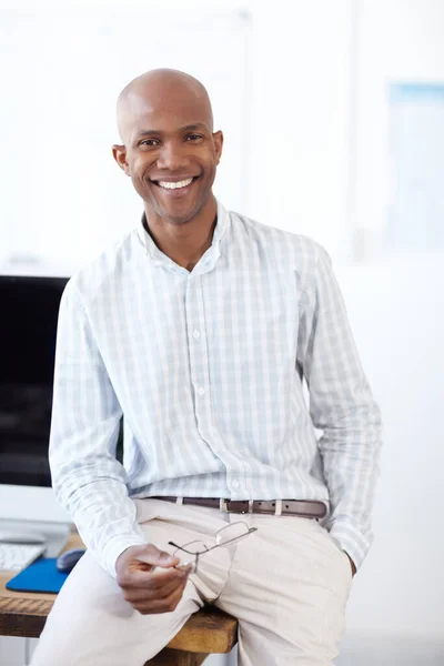 Pyšný Společnost Kterou Vybudoval Portrét Usmívajícího Afrického Amerického Podnikatele Sedícího — Stock fotografie