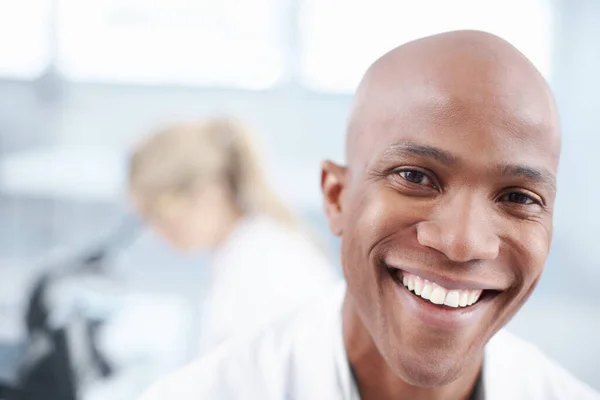 Positivo Sul Suo Lavoro Primo Piano Ritratto Giovane Scienziato Sorridente — Foto Stock