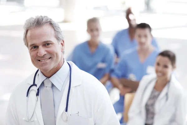 Medizinische Führung Ein Arzt Steht Mit Kollegen Hintergrund — Stockfoto