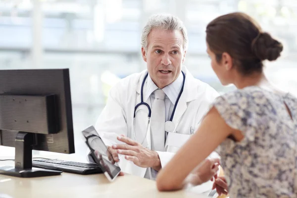 Dándole Paciente Toda Información Que Necesita Médico Paciente Consultorio Médico — Foto de Stock