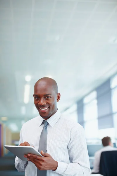 Деловой Человек Использует Электронный Компьютер Красивый Афроамериканский Бизнесмен Использующий Планшетный — стоковое фото