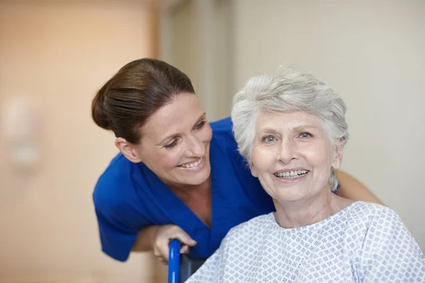 Het Geven Van Grote Zorg Mededogen Portret Van Een Senior — Stockfoto