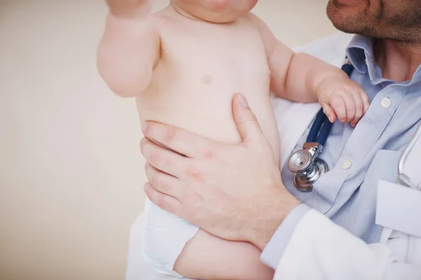 Hon Frisk Liten Manlig Läkare Som Håller Ett Spädbarn Sina — Stockfoto