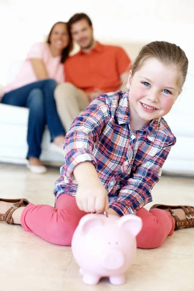 Enseñando Nuestros Hijos Salvar Una Joven Pone Dinero Una Hucha — Foto de Stock