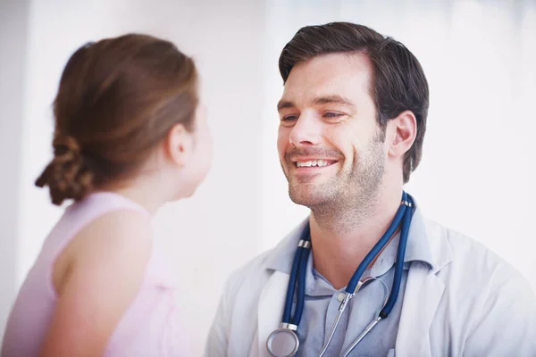 Její Doktor Opravdu Přátelský Přátelský Lékař Usmívá Svého Mladého Pacienta — Stock fotografie