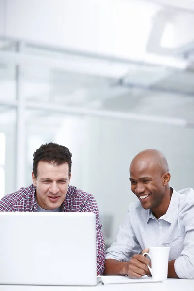 Mirando Trabajo Con Orgullo Dos Hombres Negocios Mirando Algo Pantalla —  Fotos de Stock