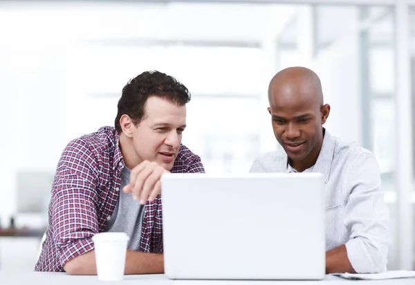 Usando Las Últimas Aplicaciones Diseño Dos Profesionales Trabajando Juntos Proyecto —  Fotos de Stock