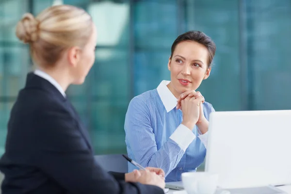 Executives Discussion Business Woman Listening Female Colleague Meeting — Stock Photo, Image