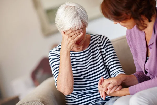 Estoy Aquí Para Una Mujer Consolando Anciana Madre Que Está — Foto de Stock