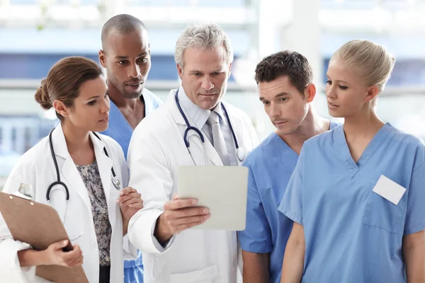 Preparação Para Procedimento Equipe Profissionais Médicos Olhando Para Touchpad — Fotografia de Stock