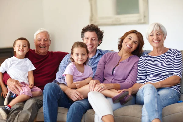私たちは家族が集まるのが大好きです 幸せな世代の家族の肖像画ソファの上に一緒に座って — ストック写真