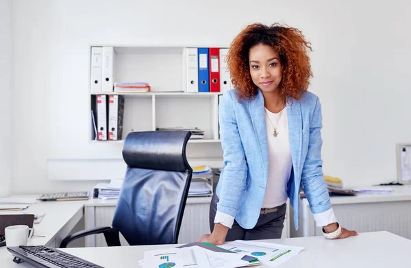 Sta Prosperando Questo Lavoro Ritratto Una Giovane Donna Affari Dietro — Foto Stock