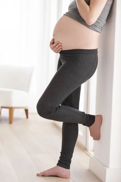 Επιδεικνύει Μωρό Της Μια Έγκυος Γυναίκα Που Στέκεται Στο Σπίτι — Φωτογραφία Αρχείου