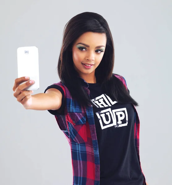 Neues Profilbild Steht Eine Trendige Junge Frau Macht Ein Selfie — Stockfoto