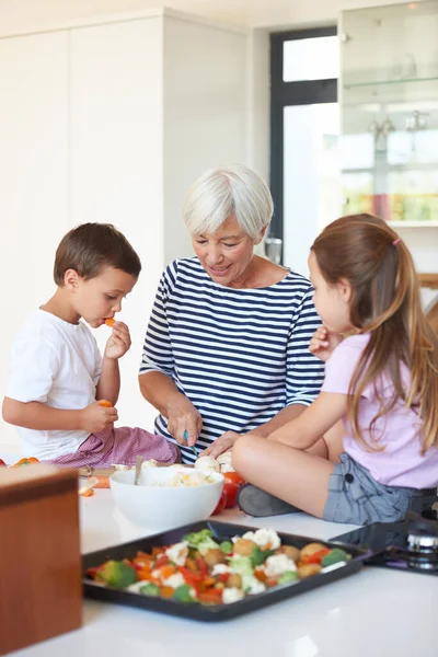 Teaching Healthy Eating Habits Grandmother Washing Vegetables Her Grandchildren Kitchen — Stock Photo, Image