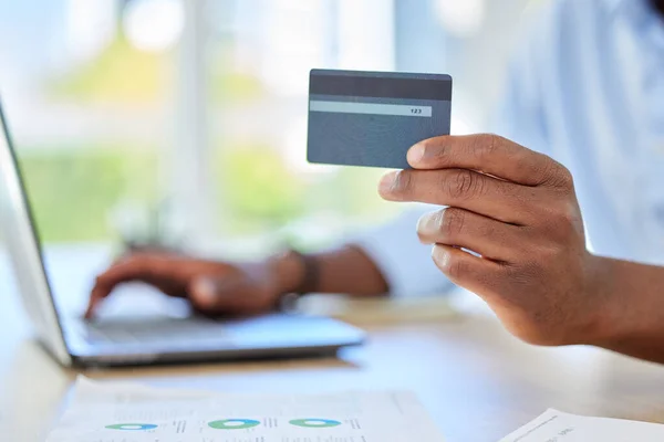 Adamın Elinde Online Alışveriş Için Kredi Kartı Var Bilgisayarında Uygulamayla — Stok fotoğraf