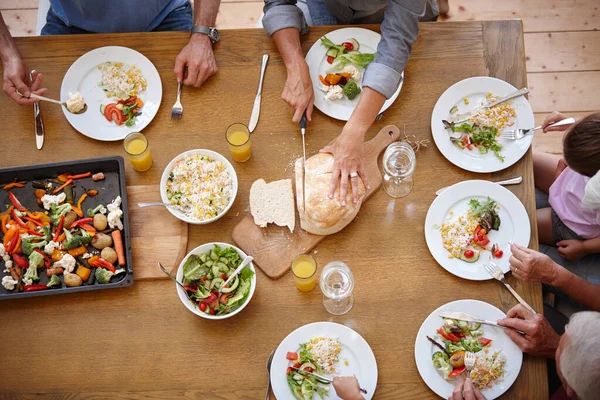 Jedzenie Jest Sercem Rodziny Duże Ujęcie Rodziny Dzielącej Wspólny Posiłek — Zdjęcie stockowe