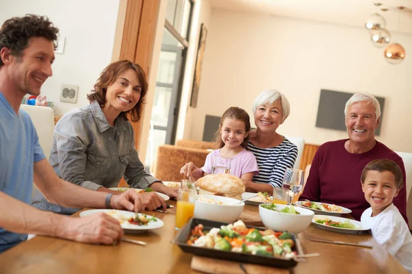 Almuerzo Está Servido Una Familia Multigeneracional Comiendo Juntos Alrededor Una —  Fotos de Stock