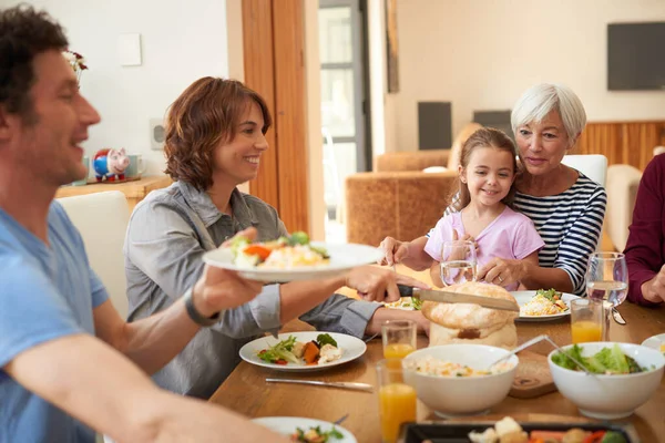 Todo Mundo Cava Una Familia Multigeneracional Comiendo Juntos Alrededor Una —  Fotos de Stock