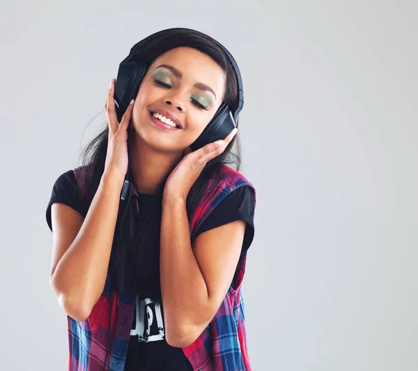 Escuchando Algo Música Para Sentirse Bien Captura Estudio Una Joven —  Fotos de Stock