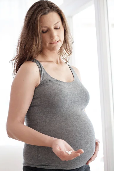 Está Haciendo Correcto Tomando Antenatales Una Joven Embarazada Sosteniendo Tabletas — Foto de Stock