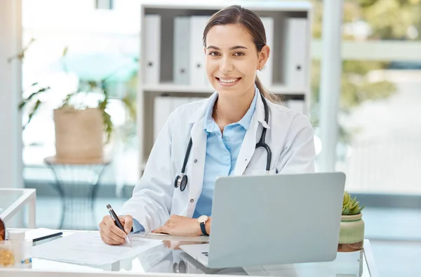 Cuidados Saúde Medicina Médico Escrevendo Documento Seguro Arquivo Paciente Mulher — Fotografia de Stock