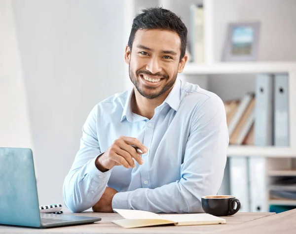 计划和笔记本电脑在办公室的工作 职业和计划的商业微笑 一个成功的男性在金融 会计和计算机方面的画像 在快乐的工作中微笑 — 图库照片