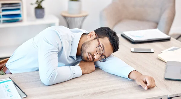 Burnout Durmiendo Cansado Con Hombre Negocios Sobrecargado Trabajo Dormido Escritorio —  Fotos de Stock