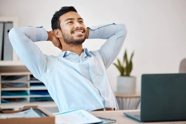 Empresario Relajándose Escritorio Oficina Trabajo Corporativo Después Terminar Proyecto Hombre —  Fotos de Stock