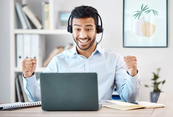 Call Center Hombre Asiático Trato Éxito Con Ordenador Portátil Servicio — Foto de Stock