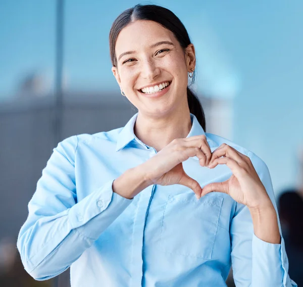 Manos Signo Del Corazón Mujer Negocios Con Sonrisa Afecto Amor — Foto de Stock