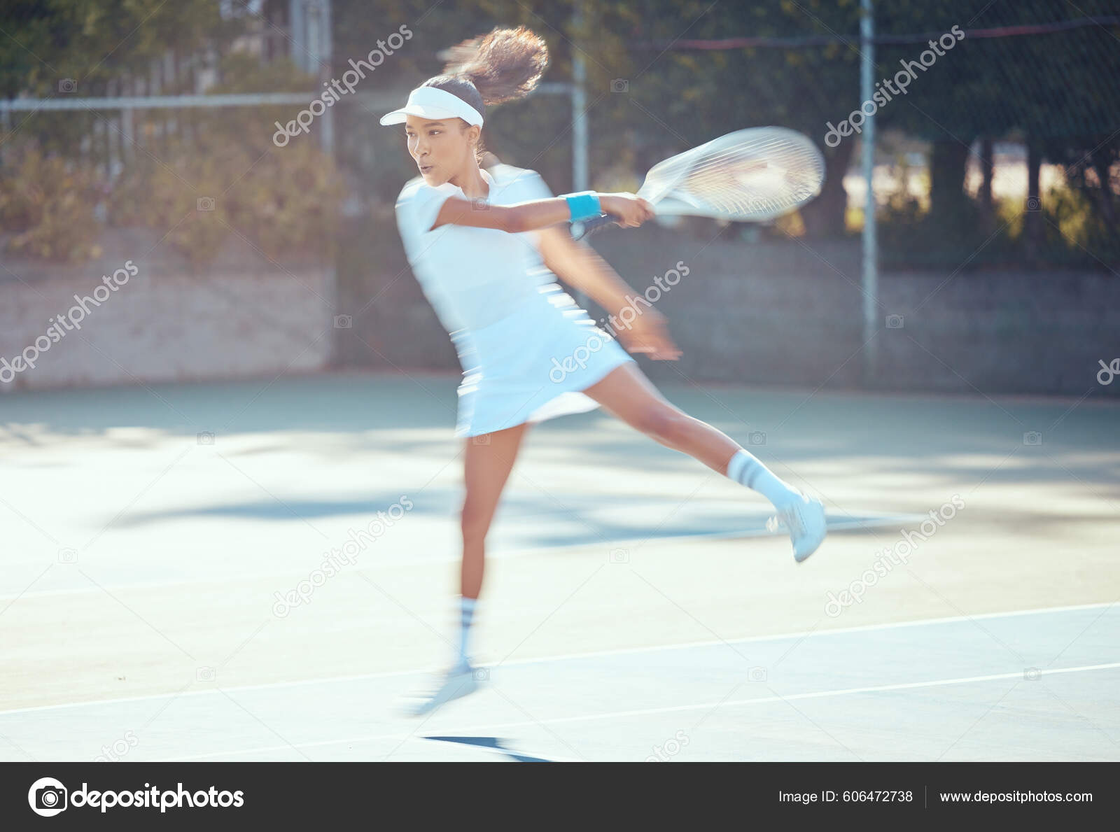 Bola de tênis esportiva e jogador pronto para jogar um jogo na quadra para  fitness saudável e treinamento de exercícios no verão menina mulher e  atleta com energia jogando um jogo divertido