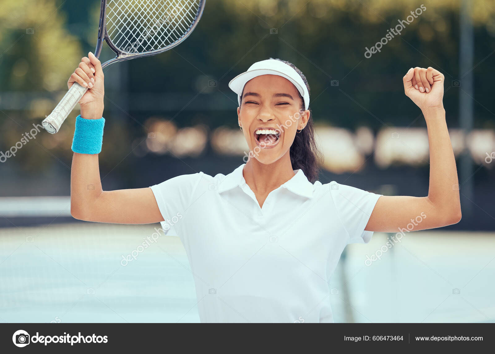 Bola de tênis esportiva e jogador pronto para jogar um jogo na quadra para  fitness saudável e treinamento de exercícios no verão menina mulher e  atleta com energia jogando um jogo divertido