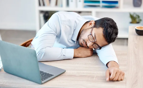 Trött Huvudvärk Och Sovande Arbetare Bakom Laptop Medan Han Låg — Stockfoto