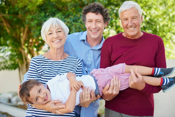 Família Igual Diversão Retrato Recortado Uma Família Multi Geracional Passar — Fotografia de Stock